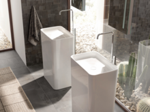 Zwei freistehende, rechteckige Waschbecken aus Stahl-Email mit Armaturen, in modernem Badezimmer vor Glasfront.
